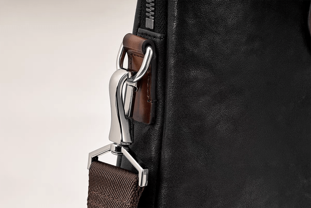 alt
Valigetta porta laptop in pelle di vitello importata, nera classica, da 15inch