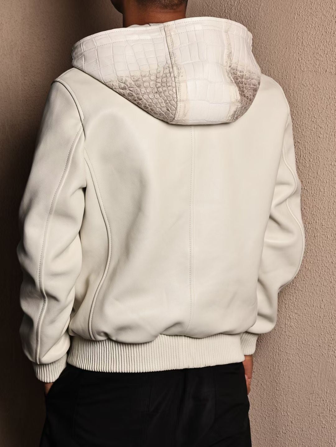 alt
Giacca con cappuccio in pelle di coccodrillo himalayano premium da uomo, vera pelle di agnello con cappuccio himalayano