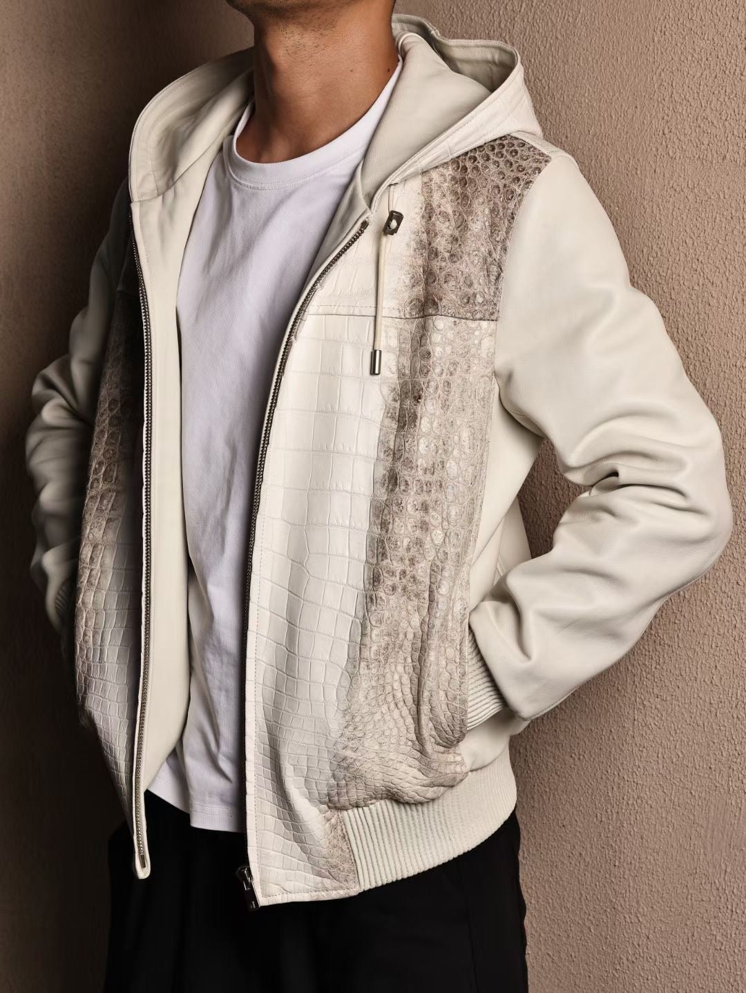 alt
Giacca con cappuccio premium da uomo in pelle di coccodrillo himalayana, vera pelle di agnello himalayana