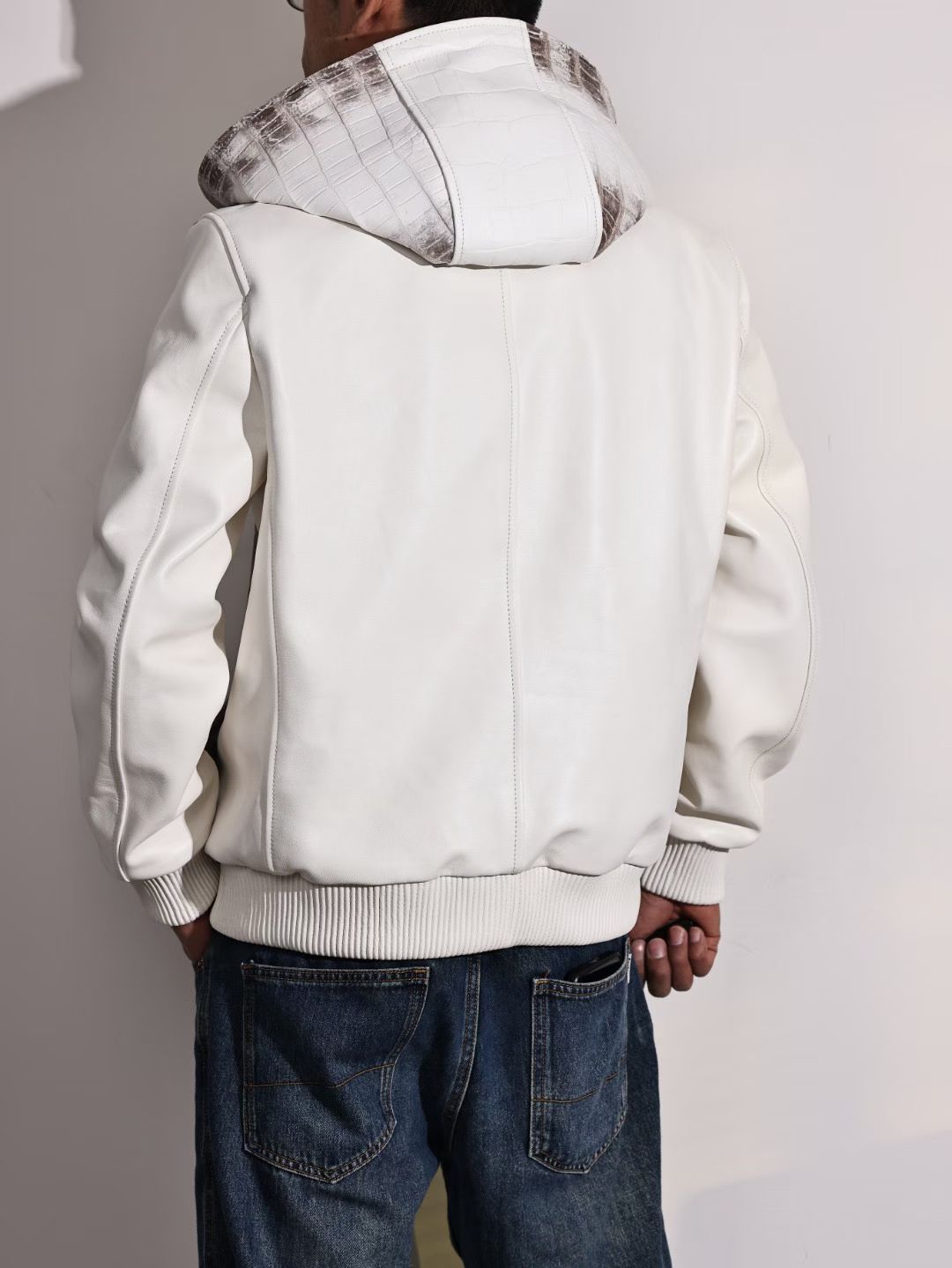 alt
Giacca con cappuccio premium da uomo in pelle di coccodrillo himalayano, vera pelle di agnello con cappuccio himalayano