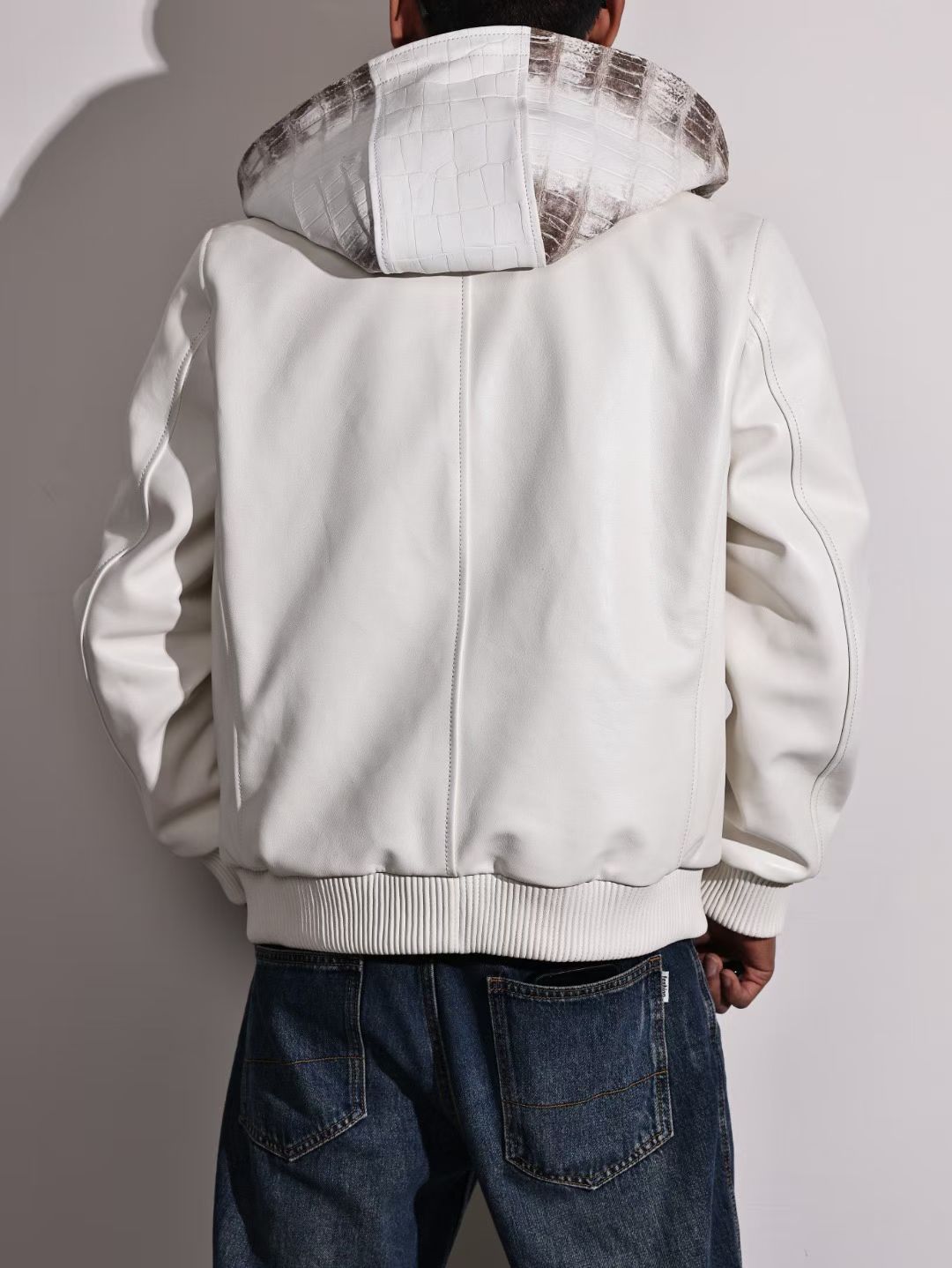alt
Giacca con cappuccio da uomo in pelle di coccodrillo himalayano premium, vera pelle di agnello con cappuccio himalayano