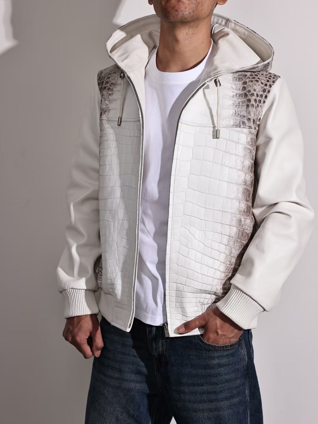 alt
Giacca hoodie premium da uomo in pelle di coccodrillo himalayano, vera pelle di agnello con cappuccio himalayano