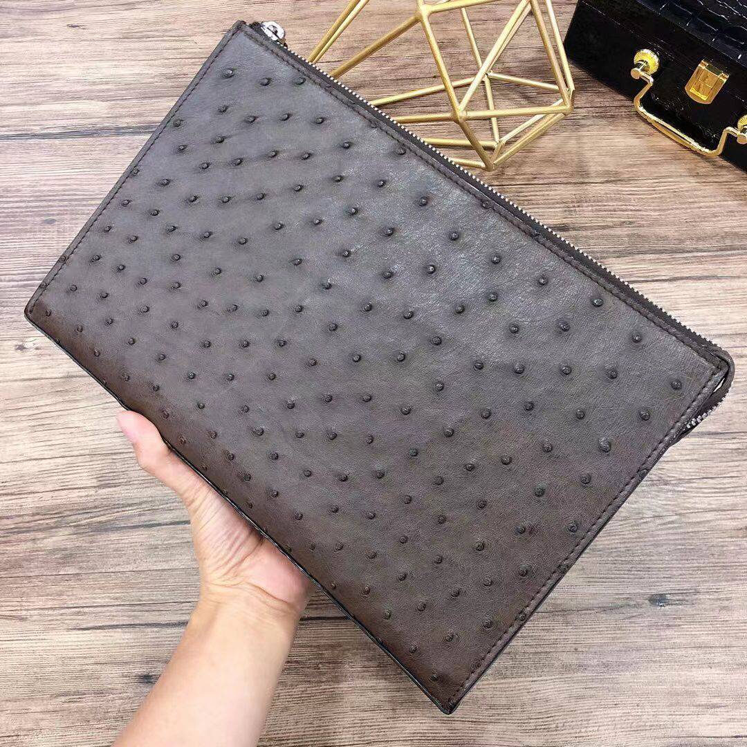 Borsa pochette da uomo in vera pelle di struzzo marrone