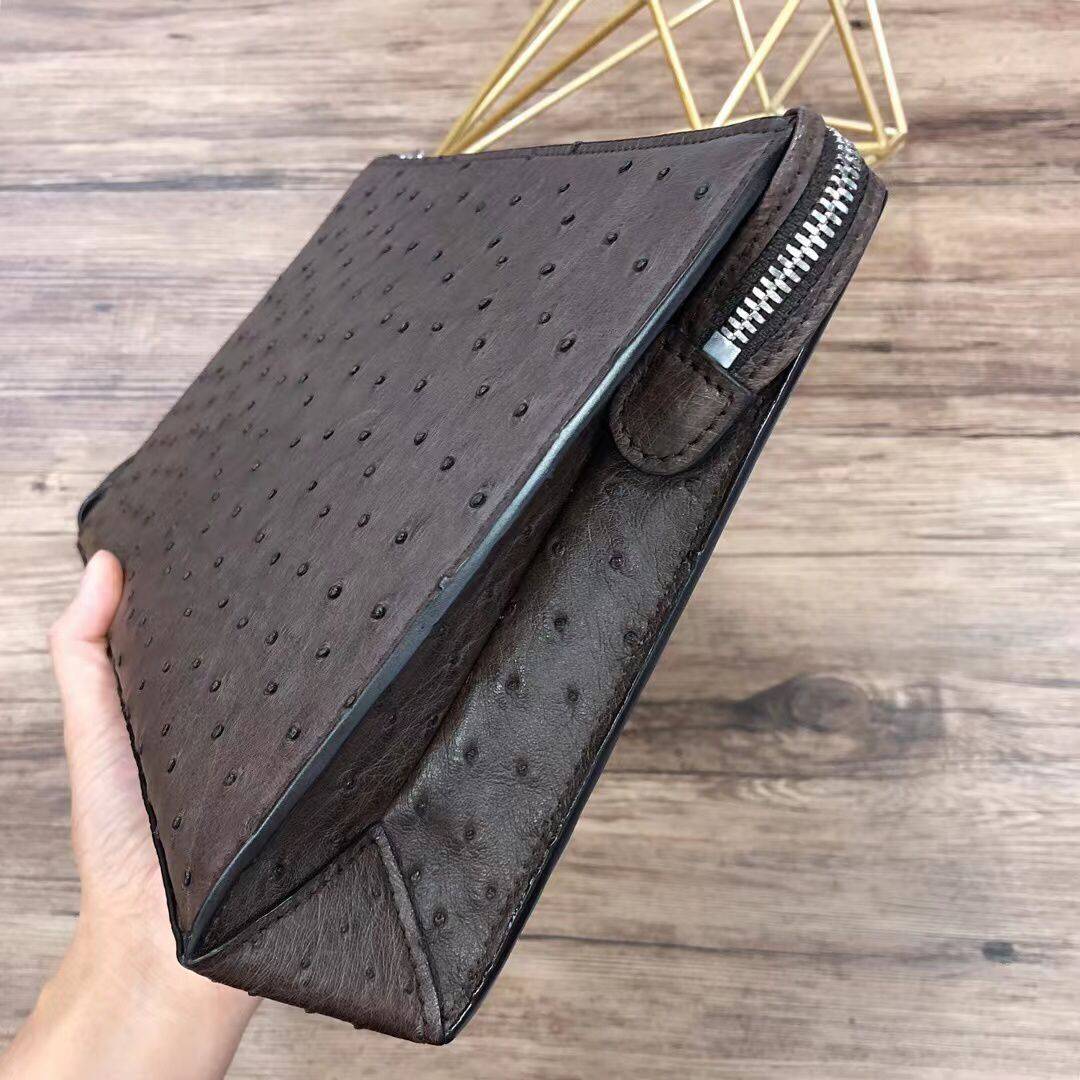 Borsa clutch da uomo in vera pelle di struzzo marrone