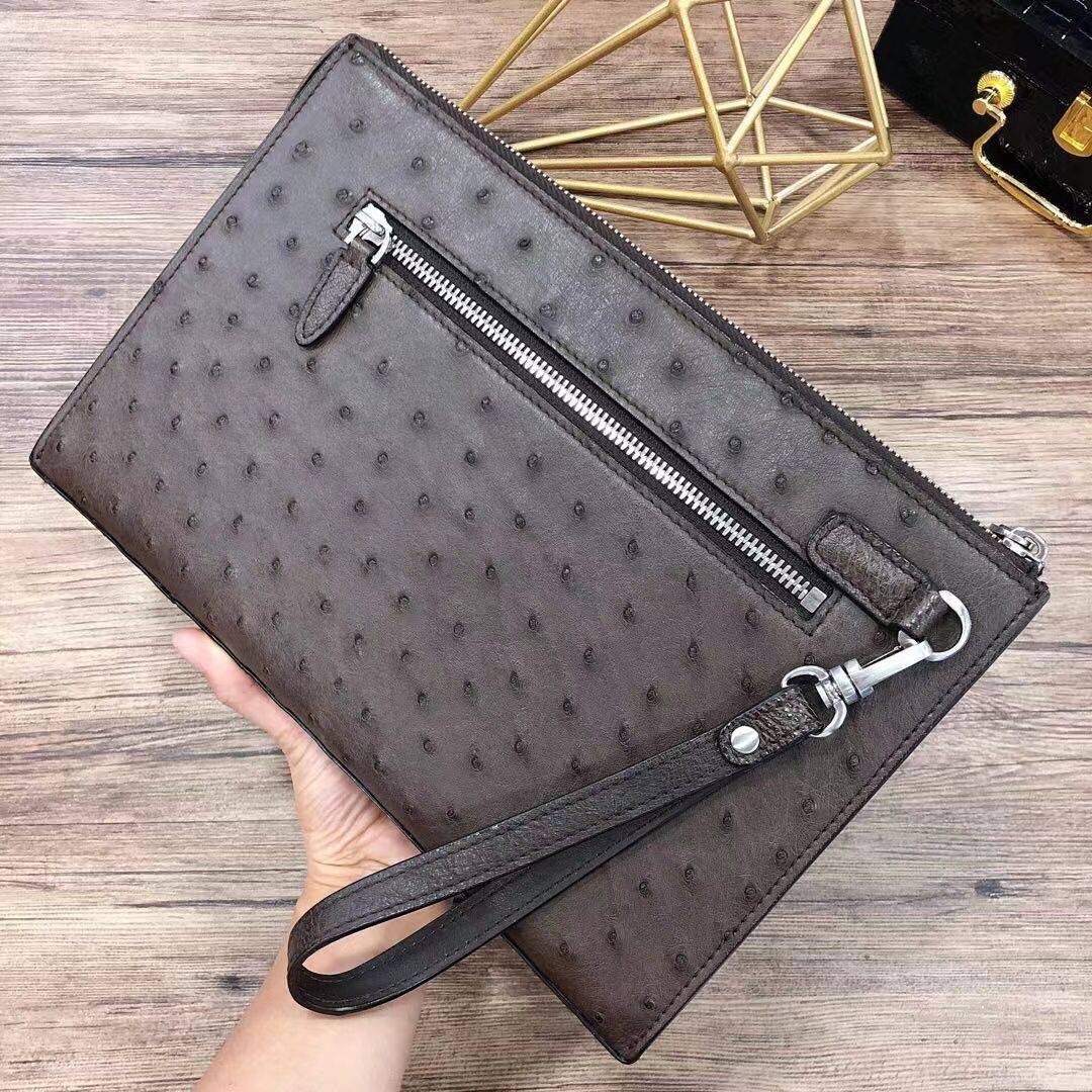 Borsa clutch da uomo in vera pelle di struzzo marrone