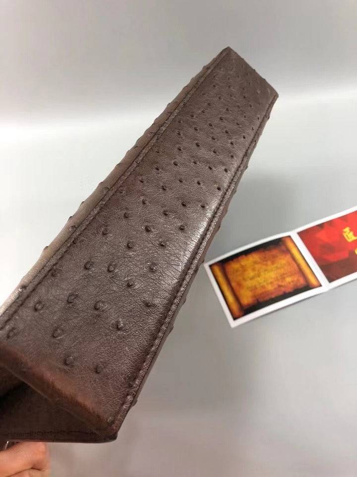 Borsa pochette da uomo in vera pelle di struzzo marrone